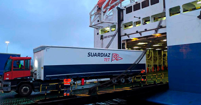 Camión de Suardiaz Group entrando en buque de la compañía | Montube